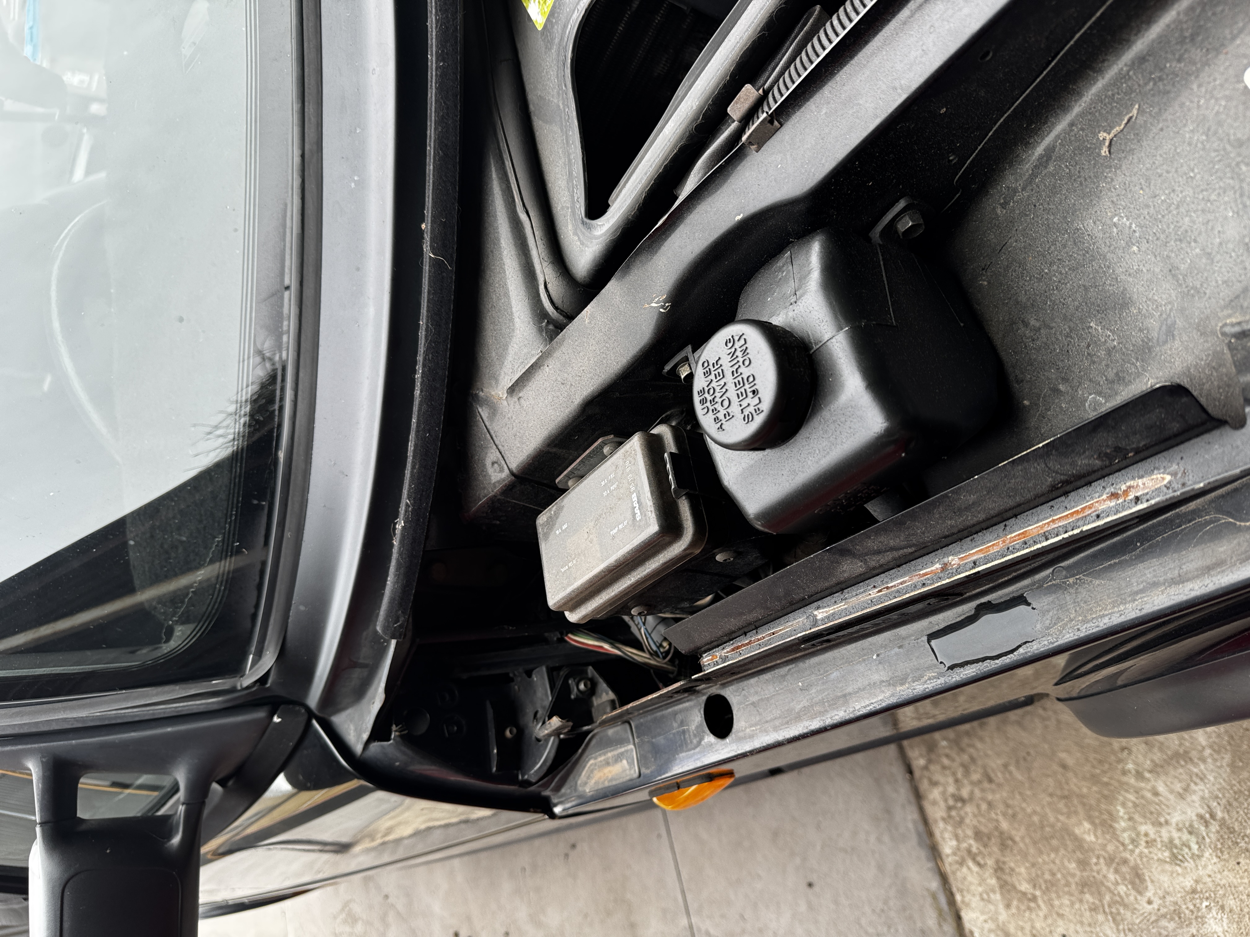 SAAB 900 engine bay — fuse box and power steering reservoir