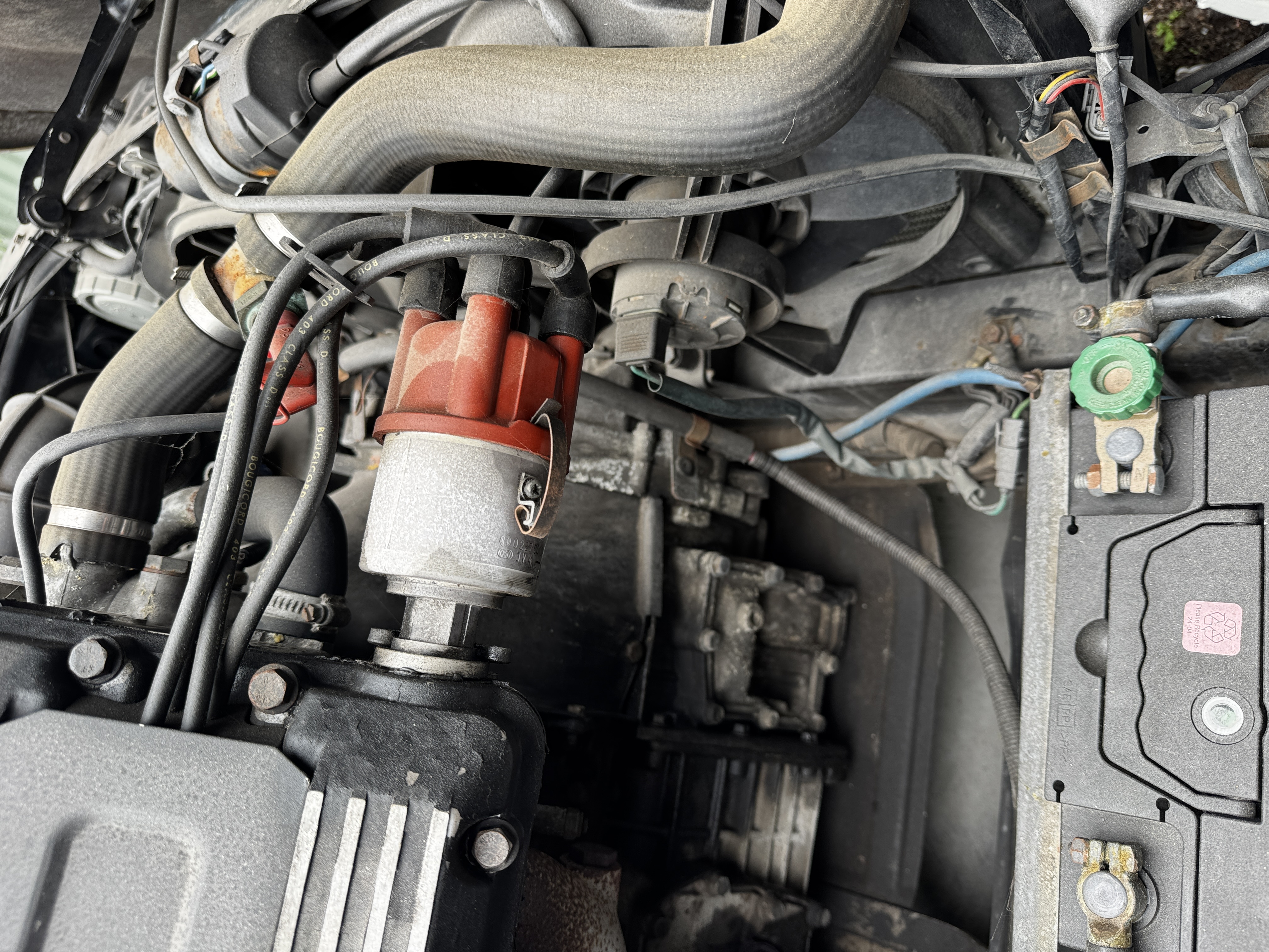 SAAB 900 engine — distributor and ignition leads