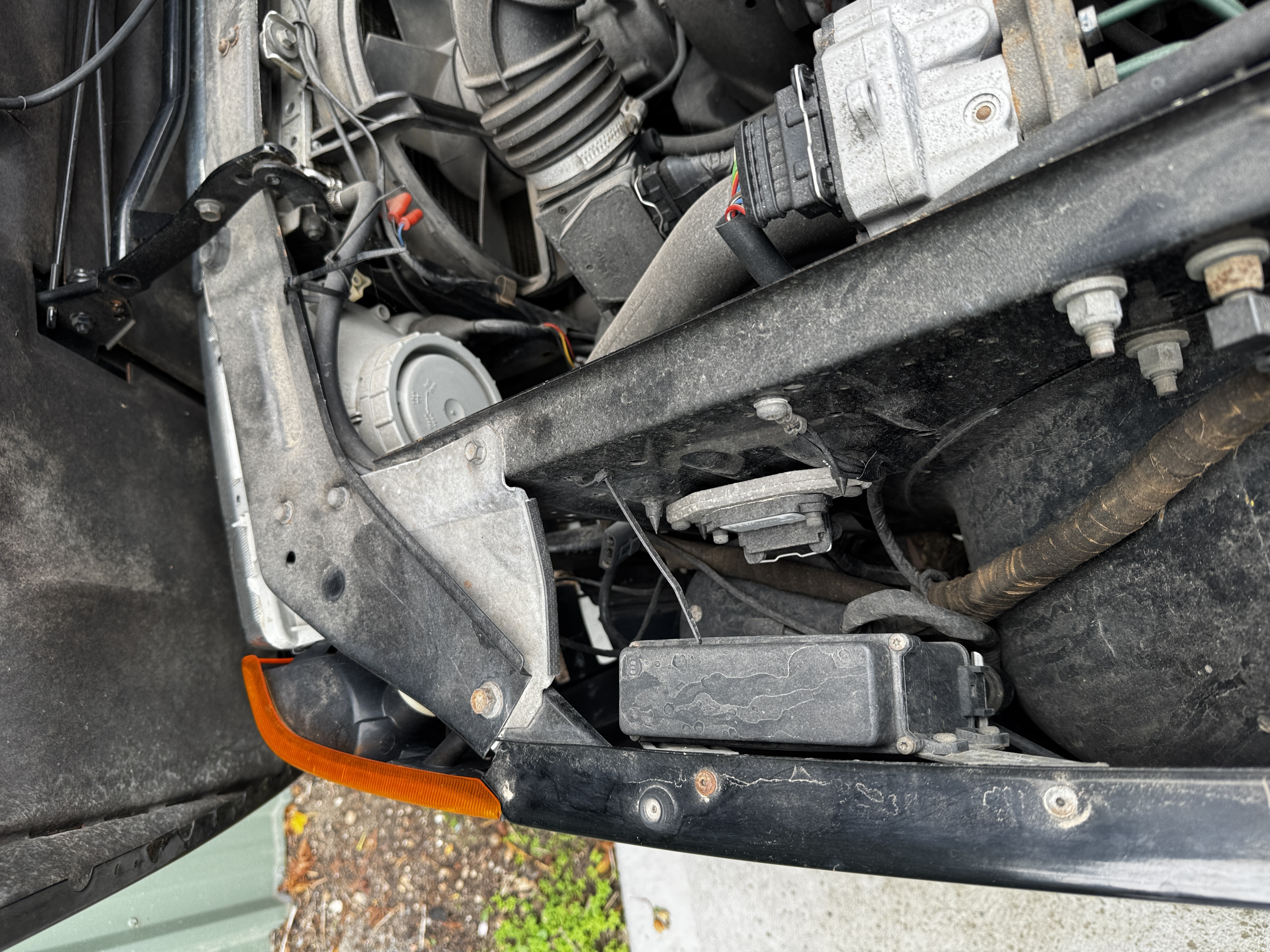 SAAB 900 engine bay — ECU modules, front left