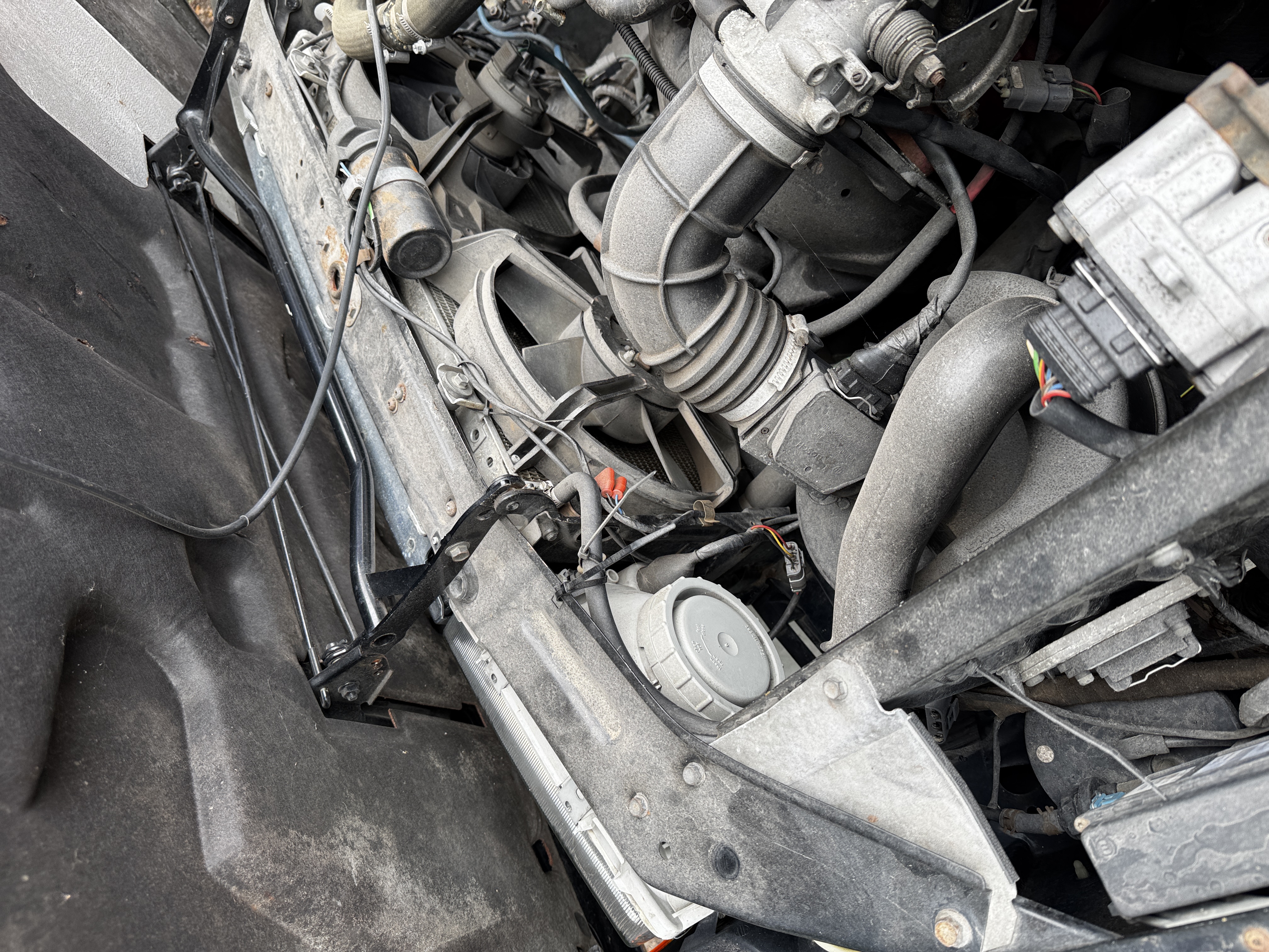 SAAB 900 engine — radiator, cooling fans and intake